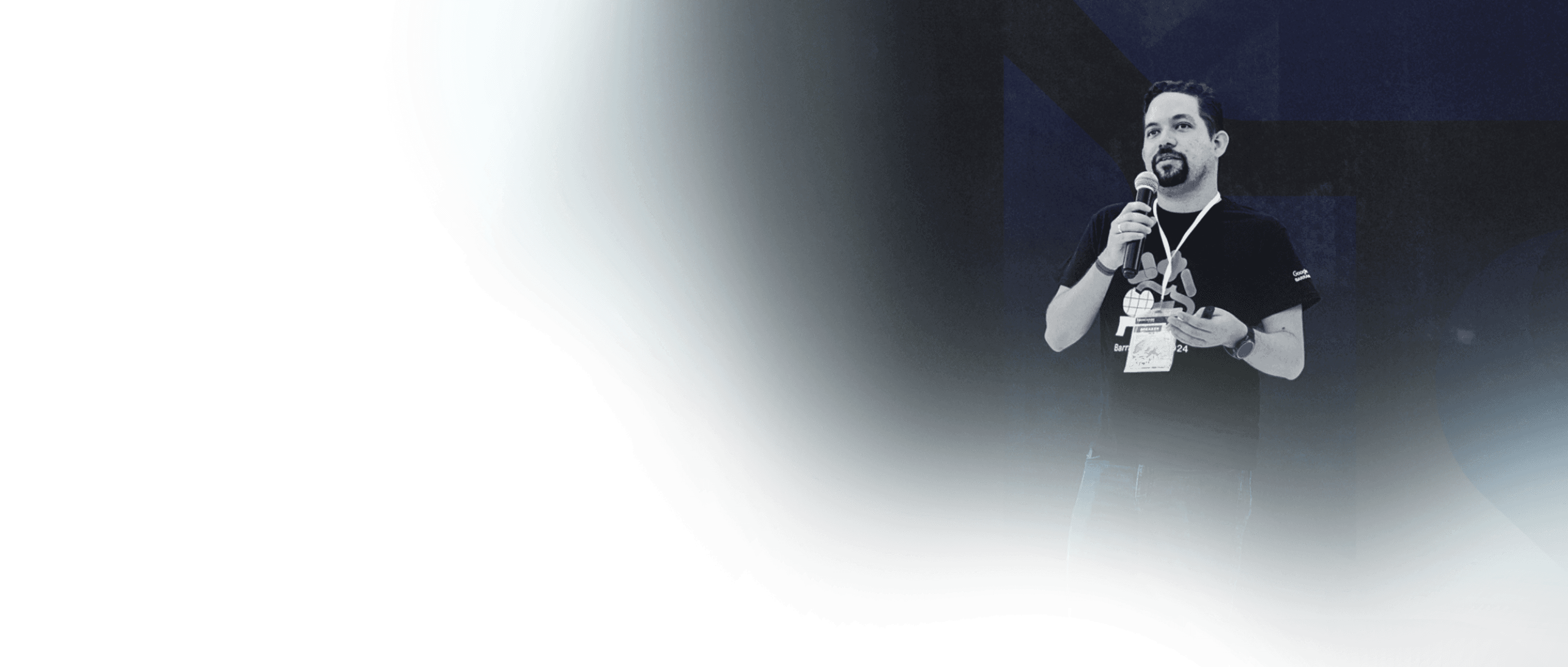 Luis Carlos Reyes Vanegas con un microfono en la mano dando una conferencia